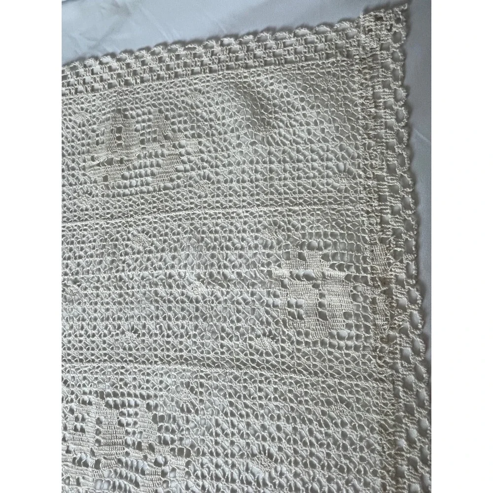 Vintage Filet Crochet Lace Table Floral Topper 30x30 Gridwork Tablecloth Square